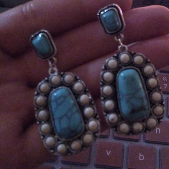 Western Style Earrings - Picture 2 of 4